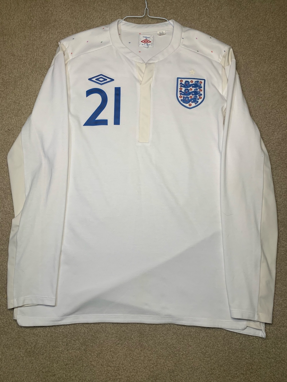 Umbro White Long-Sleeve Men's Football Jersey with Blue Number 21